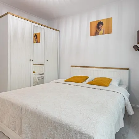 Dianthus Zona Casa De Cultura - 15 Min Walk To Neversea Apartment Constanta